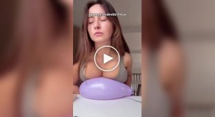 За работой этого гидравлического пресса можно наблюдать бесконечно