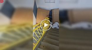 В Амстердаме женщина не могла выйти из дома — перед дверью выросла «баррикада» из вещей бездомного