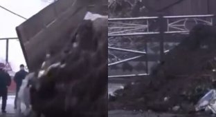 Чеченца наказали за свалку в лесу, вывалив мусор у его ворот (3 фото)