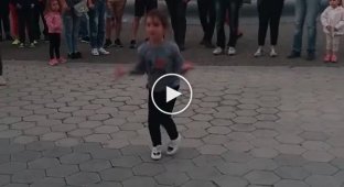 Грузинская девчока показала как надо танцевать и собирать массы