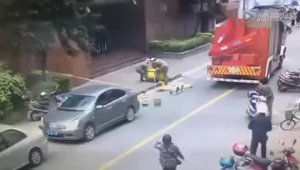 Пожарные опоздали с надувной подушкой для самоубийцы (жесть)