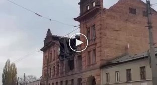 Момент сноса стены транспортного колледжа в Харькове, который ночью атаковал шахед