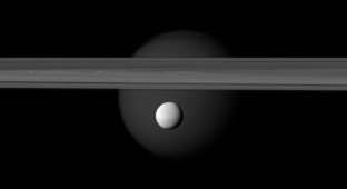 Enceladus and Titan: Two Potentially Habitable Worlds in One Frame (2 photos)