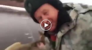 Добрый житель Красноярского края спас косулю с замерзшего озера