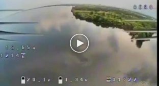 Прилет украинского FPV-дрона по лодке с российскими военными в Херсонской области