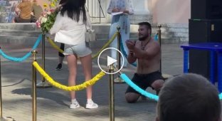In Poltava, the girl refused the guy who proposed to her in front of the crowd