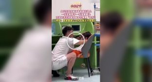 Батько гріє крапельницю для своєї доньки під час лікування