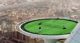 Теннисный корт на высоте 300 метров (13 фото)