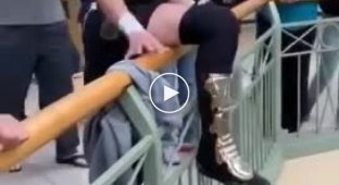 Эпичный прыжок рестлера со второго этажа