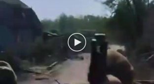 Українські солдати проїжджають через зруйноване артилерійським обстрілом село