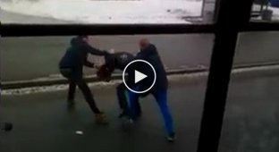 Два пьяных русских избили парня в трамвае заступившегося за пенсионерку