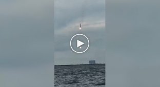 Эффектная посадка ступеней Falcon Heavy