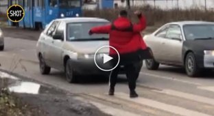 Блогер из Новокузнецка ради пранка закидал машину яйцами - и его задержали полицейские