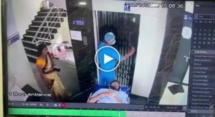 В Индии лифт чуть не покалечил мужчину на каталке