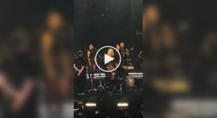 Dua Lipa and Gwen Stefani sang "Don't speak."