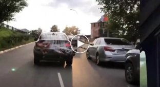 Полуголого блогера приклеили скотчем к BMW и прокатили по Нижнему Новгороду