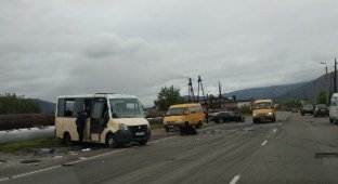BMW столкнулся с ГАЗелью в Мурманской области (4 фото + 1 видео)
