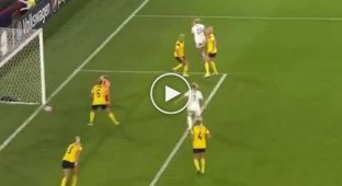 Англійка Алесія Руссо забиває п'ятою між ніг шведському воротареві