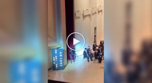 A robot conductor controls the Beijing Conservatory