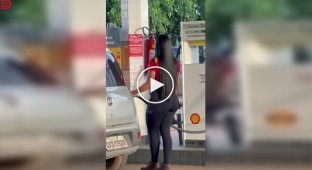 На заправке: эффектная сотрудница привлекает внимание клиентов