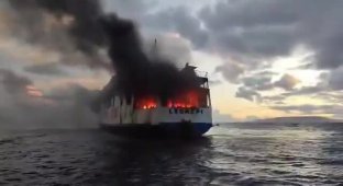 Паром со 120 пассажирами на борту загорелся в море у Филиппин (3 фото + 2 видео)