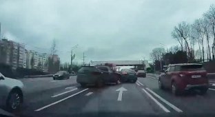 Пьяный водитель на Hyundai попытался скрыться после ДТП, но не смог далеко уехать (2 фото + 2 видео)