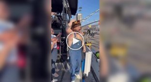 Темнокожий комик посетил гонки в образе белого реднека