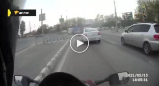 Награда нашла «героя». В Новосибирске невнимательный автомобилист подбил мотоциклиста