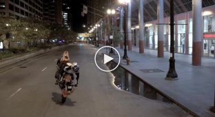 Красивые трюки на мотоцикле в Downtown. Чикаго