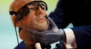 Первый в мире бионический человек-робот (5 фото)