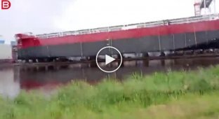 Schoolchildren were washed away by a huge wave during a ship launch