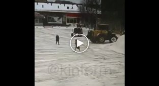 В Сургуте, во время уборки снега, зазевавшийся тракторист переехал женщину-пешехода