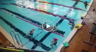 На западе Москвы в фитнес-центре женщина пошла купаться в бассейн и внезапно умерла