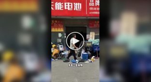 In China, establishments deliberately create the appearance of a flow of customers