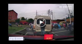 Кількість китаянок, що вийшли з мікроавтобуса