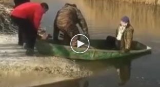 Неуклюжие рыбаки отправили лодку ко дну