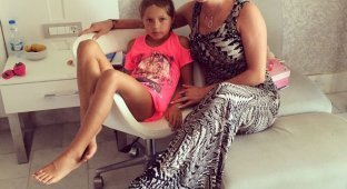 Анастасия Волочкова и ее 8-летняя дочь дают концерты в отелях Турции (22 фото)