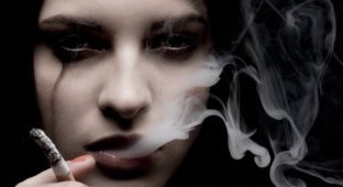 Курящая девушка