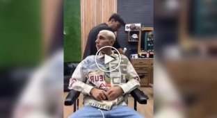 Барбер у Неаполі розіграв клієнтів, накинувши на них пеньюар із нашитою футболкою «Ювентуса»