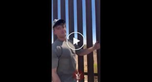 Мужчина пытается проверить, легко ли пересечь стену на границе США с Мексикой