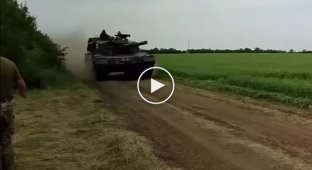 Украинский танк Leopard 2A4 спешит, направляясь на юг