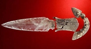 Обнаружен редкий хрустальный кинжал возрастом 5000 лет (8 фото)