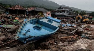 Пока индонезиец спасал жену, его мать и сын погибли в цунами (8 фото)
