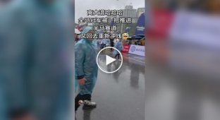 Судья забега мешал лидеру марафона финишировать