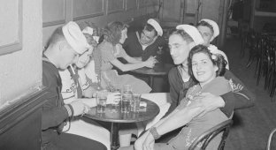 Вот как военные моряки США веселились в нью-йоркском баре в 1942 году (9 фото)