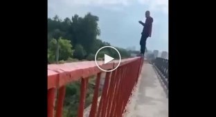 Житель Подмосковья убедил мужчину не прыгать с моста