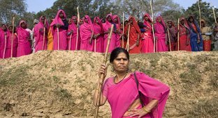 Банда женщин в розовых сари держит в страхе мужчин в Индии (7 фото)