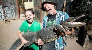 Бесстрашная 13-летняя девочка ухаживает за рептилиями на крокодиловой ферме (5 фото + 2 видео)