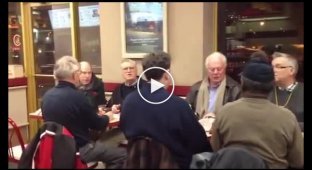 Старики поют в кафе