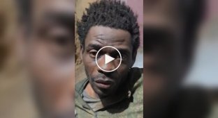 Бійці 118-ї бригади тероборони укладають спати полоненого окупанта-камерунця